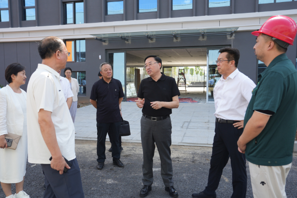 省教育厅厅长王庆东一行莅临东升国际官网集团再生资源绿色分拣中心项目调研领导(图5)