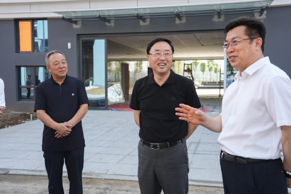 省教育厅厅长王庆东一行莅临东升国际官网集团再生资源绿色分拣中心项目调研领导(图6)