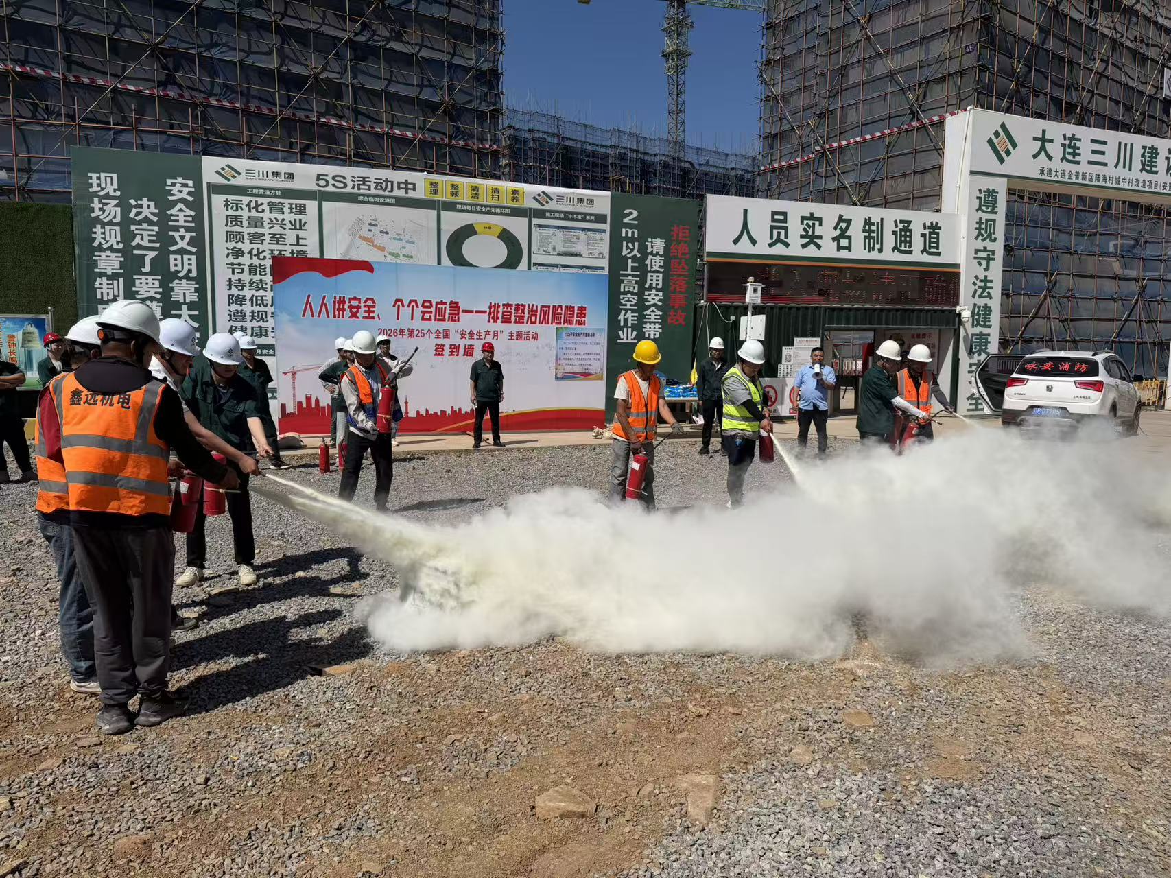 安全出产月｜实景练兵强能力 严守底线筑安全！东升国际官网集团筑牢施工安全樊篱(图4)