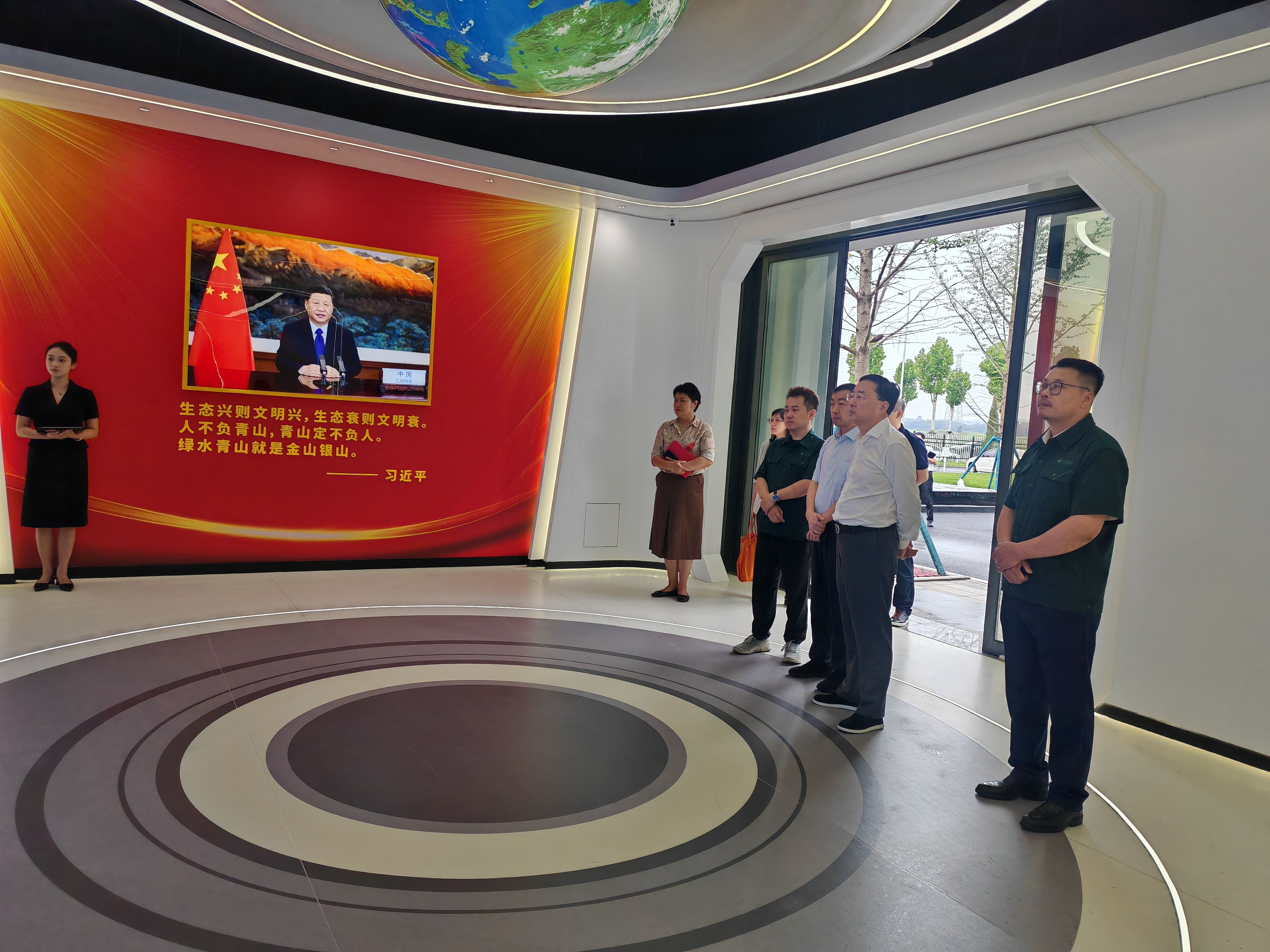 银企携手聚力 赋能循环新发展 ——交通银行大连分行辅导一行莅临东升国际官网集团参观互换(图1)