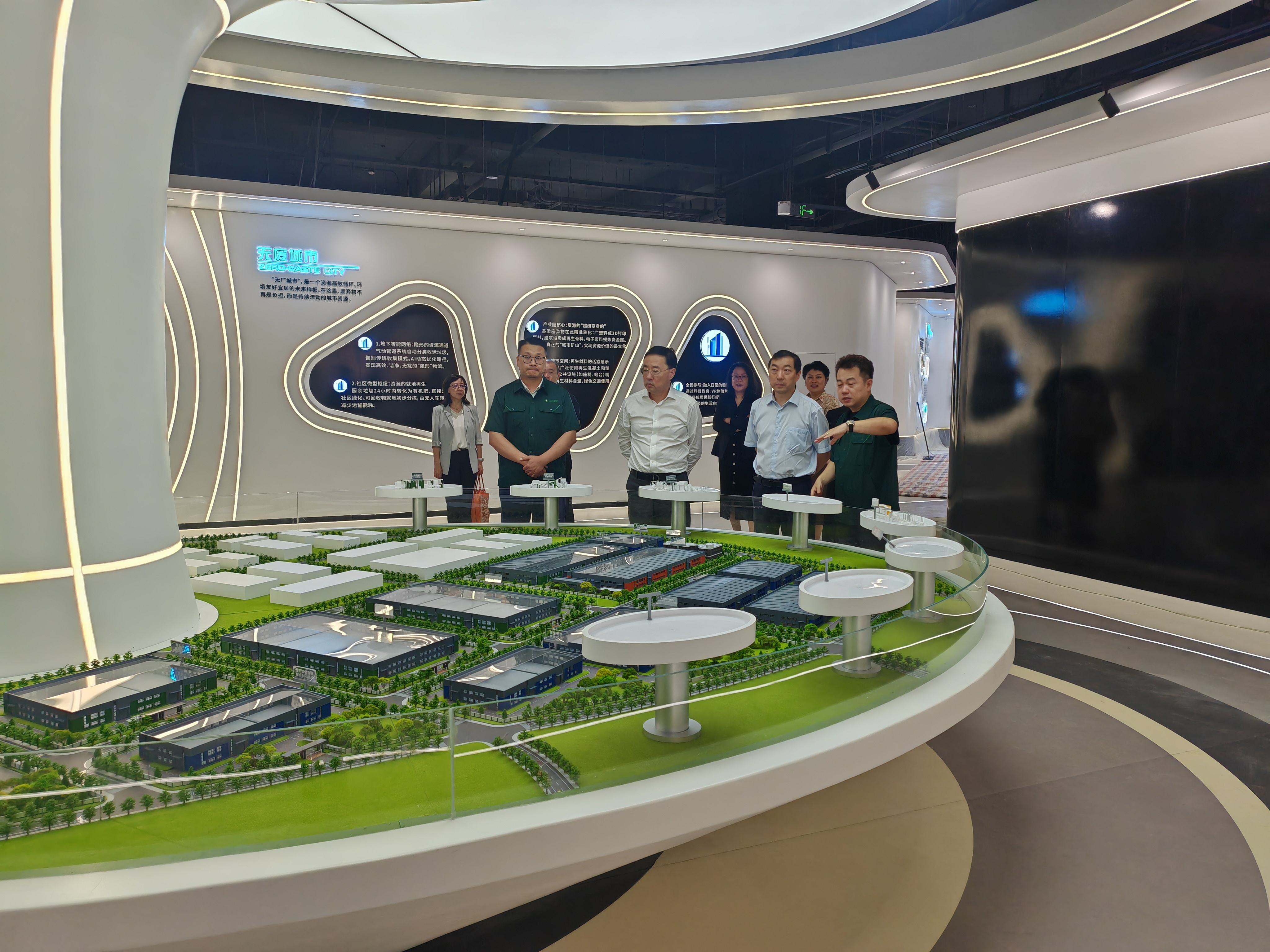 银企携手聚力 赋能循环新发展 ——交通银行大连分行辅导一行莅临东升国际官网集团参观互换(图2)