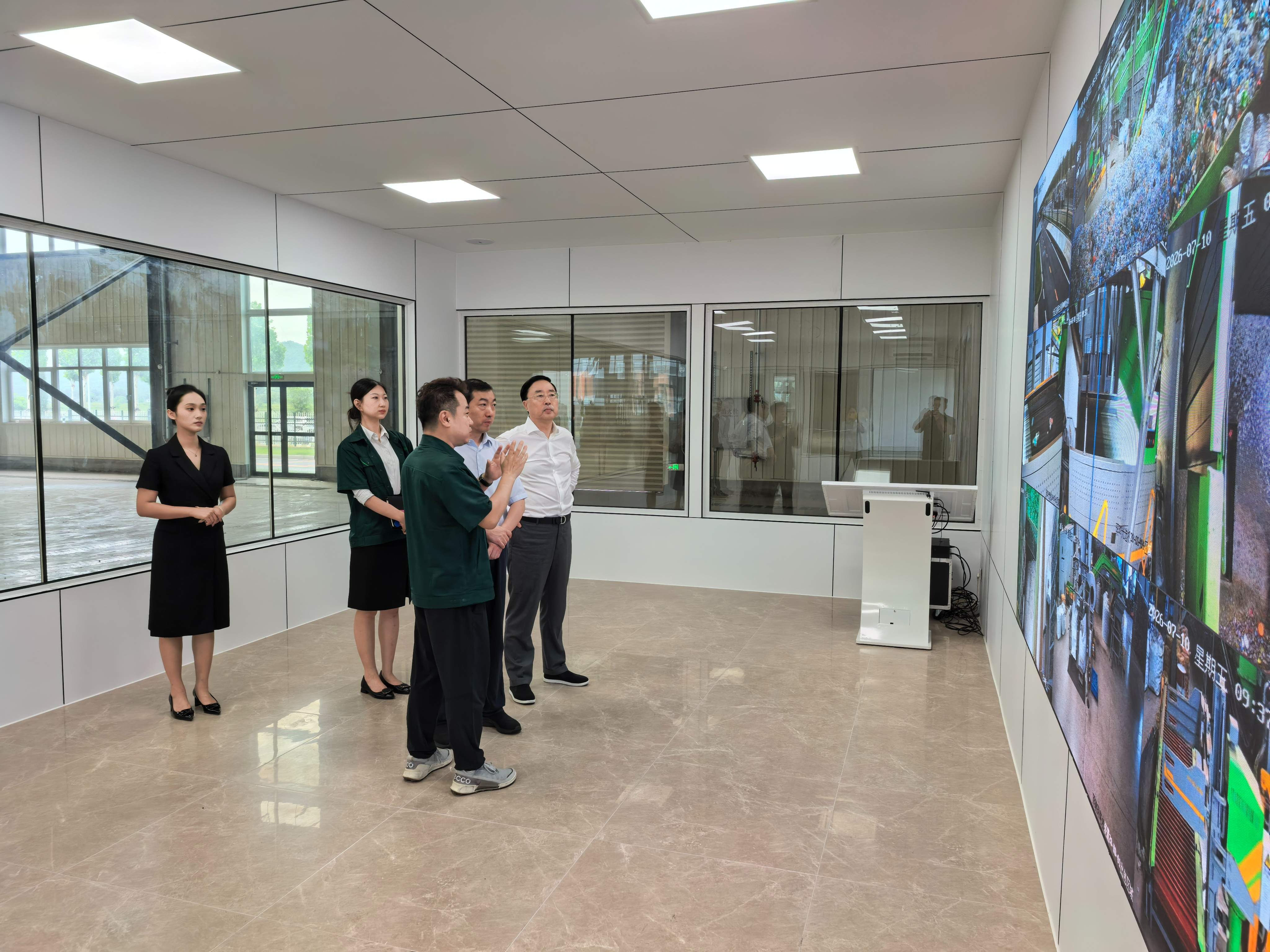 银企携手聚力 赋能循环新发展 ——交通银行大连分行辅导一行莅临东升国际官网集团参观互换(图4)